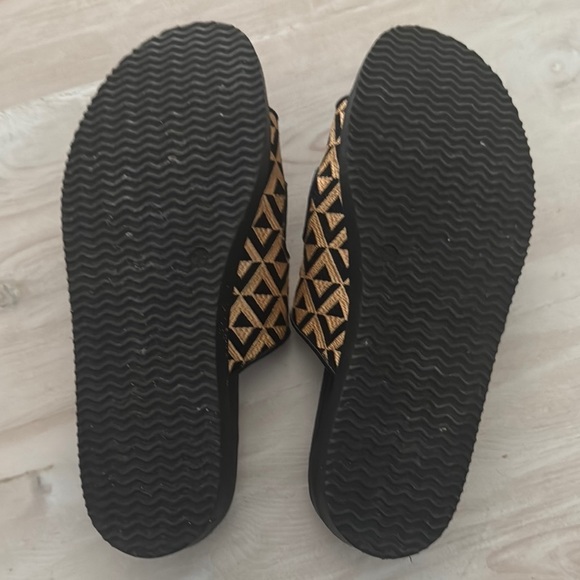 Steven By Steve Madden Black and Tan Sandals - Picture 6 of 7